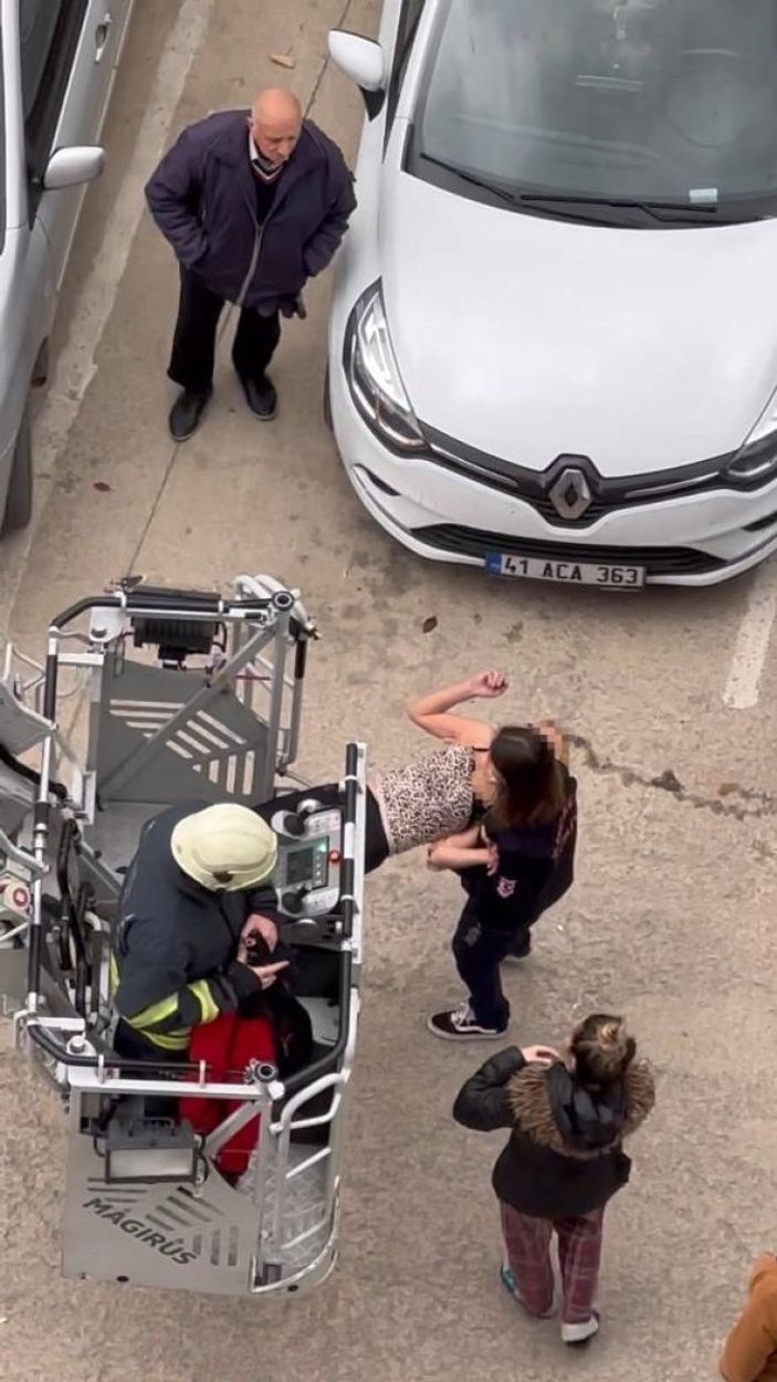 Kocaeli'de alkollü kadın 7'nci katta balkon tentesine çıktı