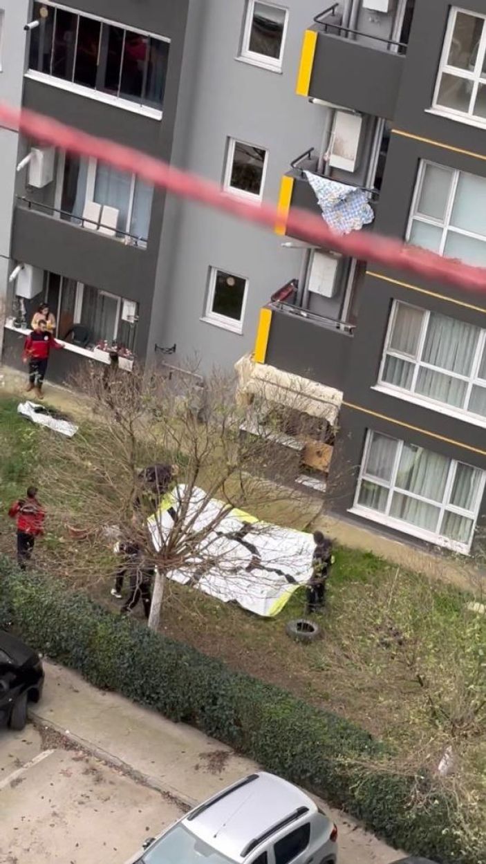 Kocaeli'de alkollü kadın 7'nci katta balkon tentesine çıktı