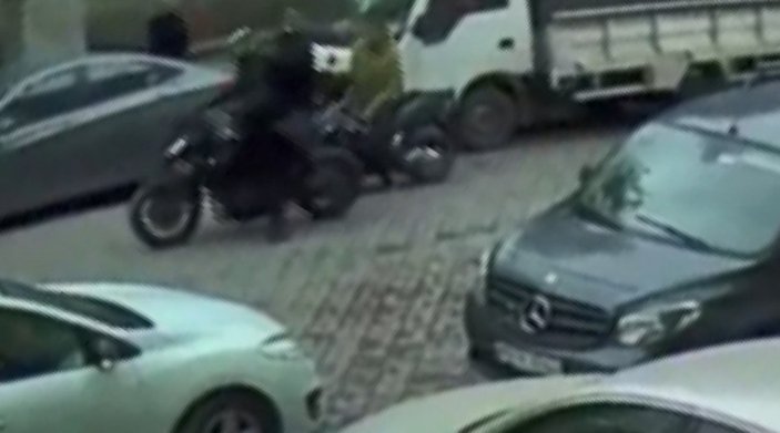 Zeytinburnu'nda para taşıyan motokuryeye silahlı gasp girişimi