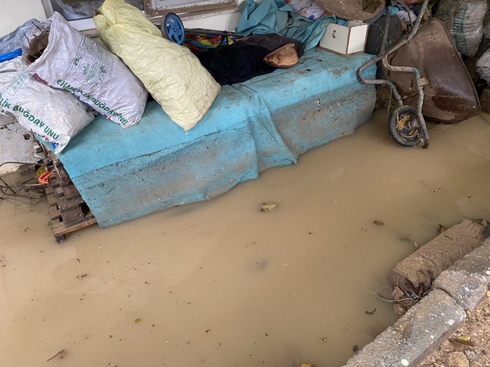Antalya'da evini sel basan kadın gözyaşlarını tutamadı