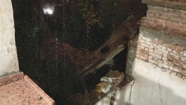 İzmir’de sağanak yağmur nedeniyle evin çatısı çöktü