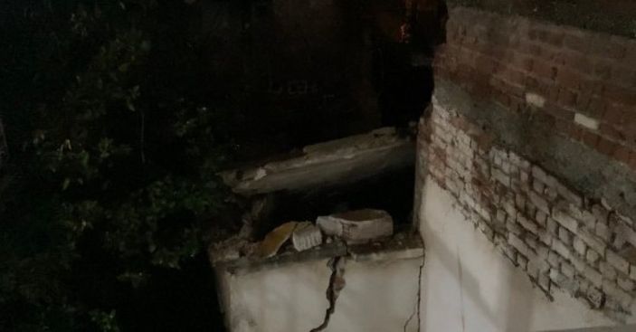 İzmir’de sağanak yağmur nedeniyle evin çatısı çöktü