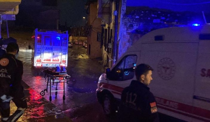 İzmir’de sağanak yağmur nedeniyle evin çatısı çöktü