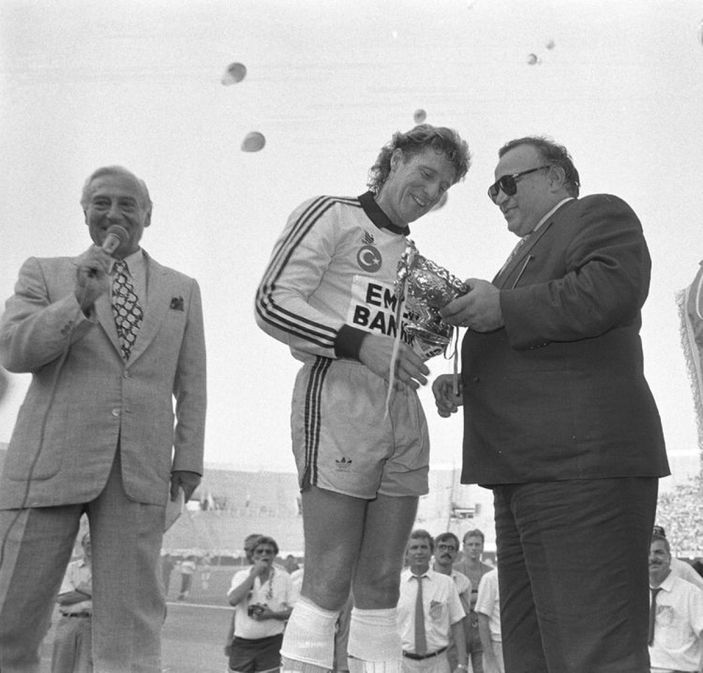 a Halit Kıvanç'ın adı stada verildi