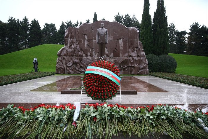 Haydar Aliyev, kabri başında anıldı