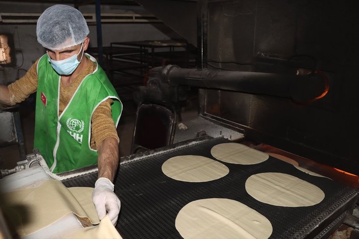 Suriye’de kamplarda yaşayanlara günlük 54 bin ekmek dağıtılıyor