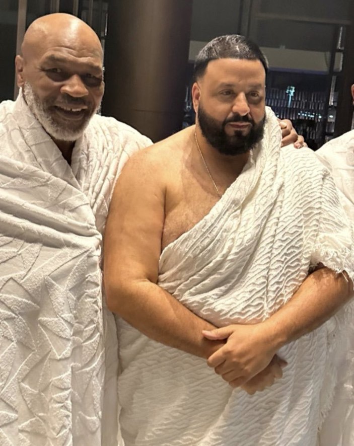 GÖZYAŞLARINI TUTAMADI! DJ Khaled, Mike Tyson ile gittiği Kabe’de gözyaşlarına hakim olamadı! 