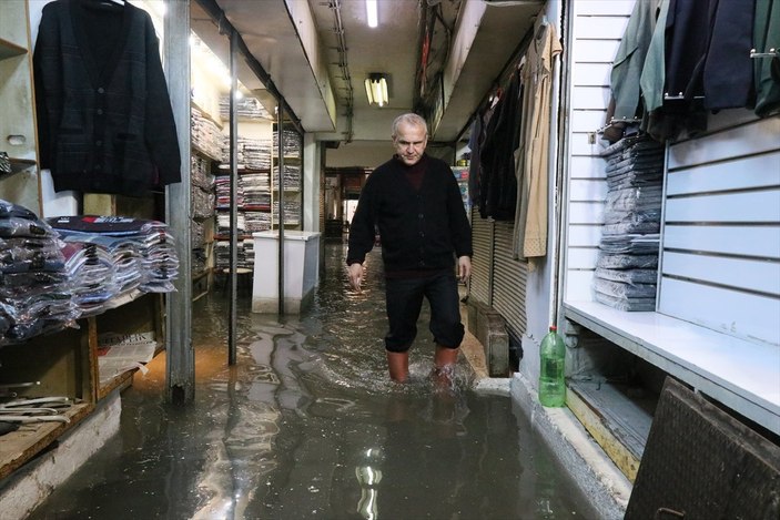 İzmir'de sağanak yağış etkili oldu