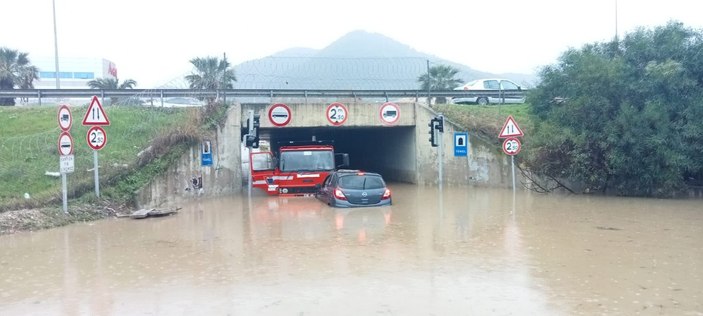 İzmir'de sağanak yağış etkili oldu