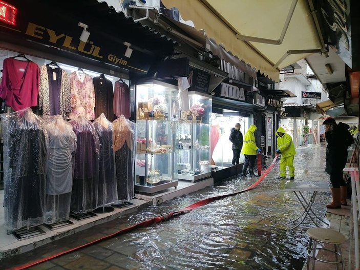 İzmir'de sağanak yağış etkili oldu