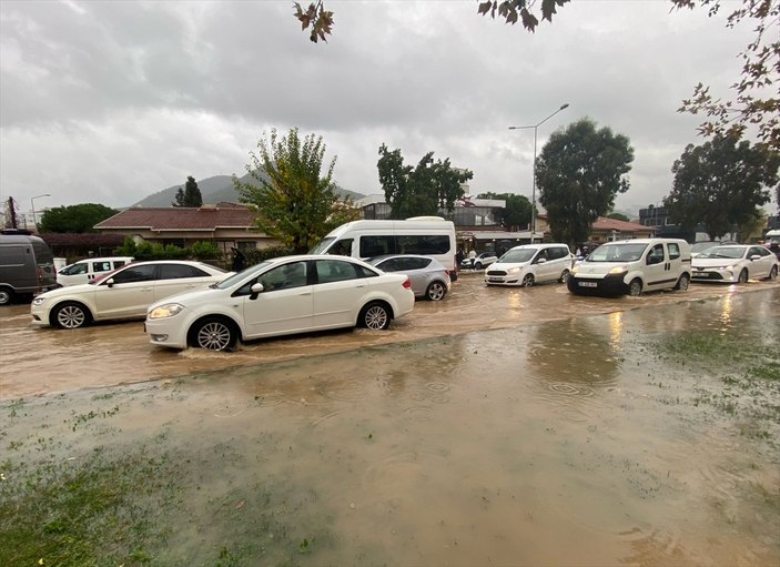 İzmir'de sağanak yağış etkili oldu