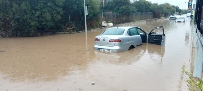 İzmir'de sağanak yağış etkili oldu