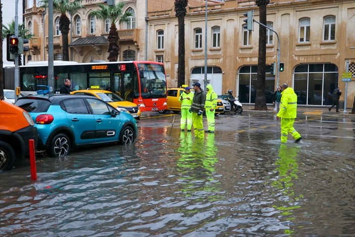 İzmir'de sağanak yağış etkili oldu