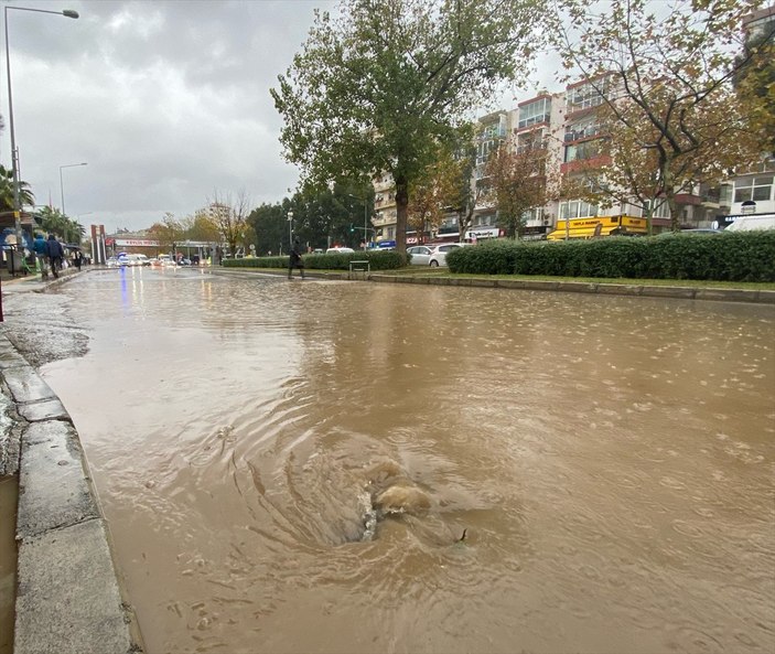 İzmir'de sağanak yağış etkili oldu