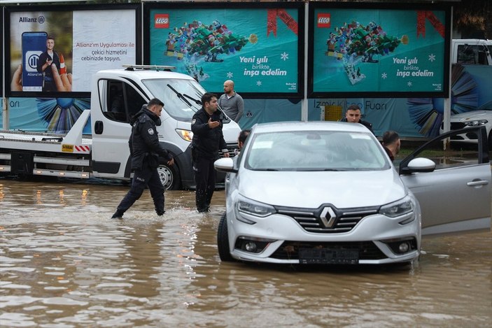 İzmir'de sağanak yağış etkili oldu