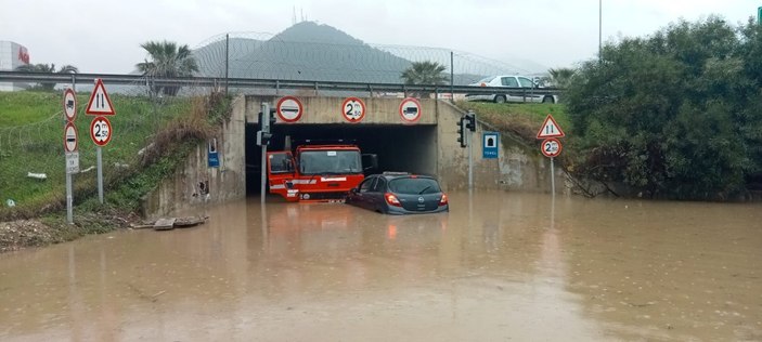 İzmir'de sağanak yağış etkili oldu