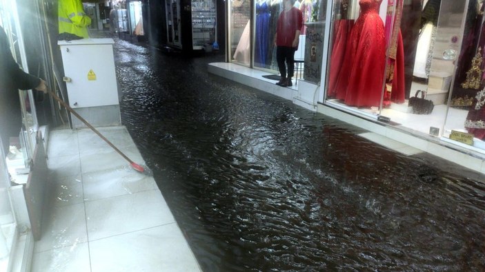 İzmir'de sağanak yağış etkili oldu