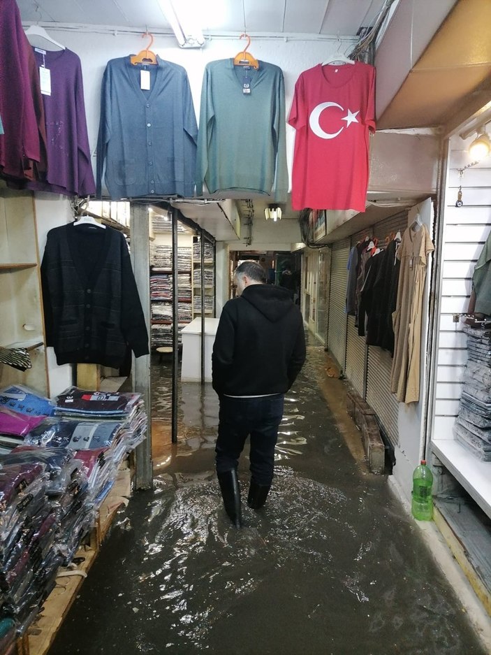 İzmir'de sağanak yağış etkili oldu