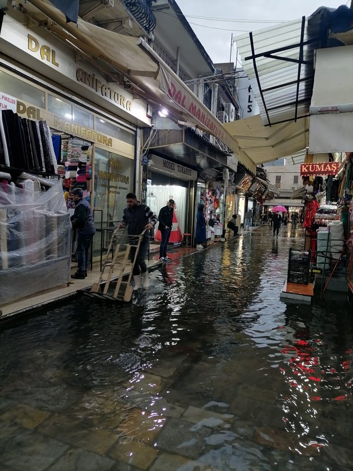 İzmir'de sağanak yağış etkili oldu