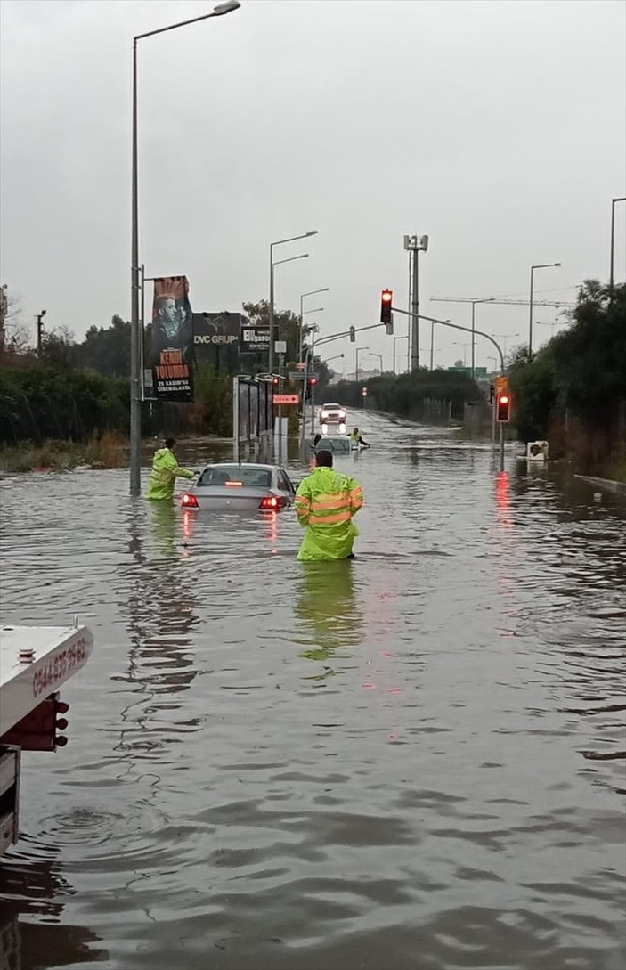 İzmir'de sağanak yağış etkili oldu