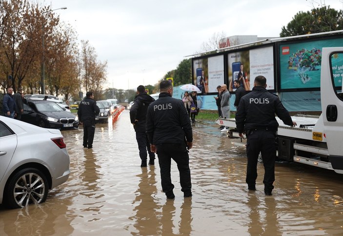 İzmir'de sağanak yağış etkili oldu