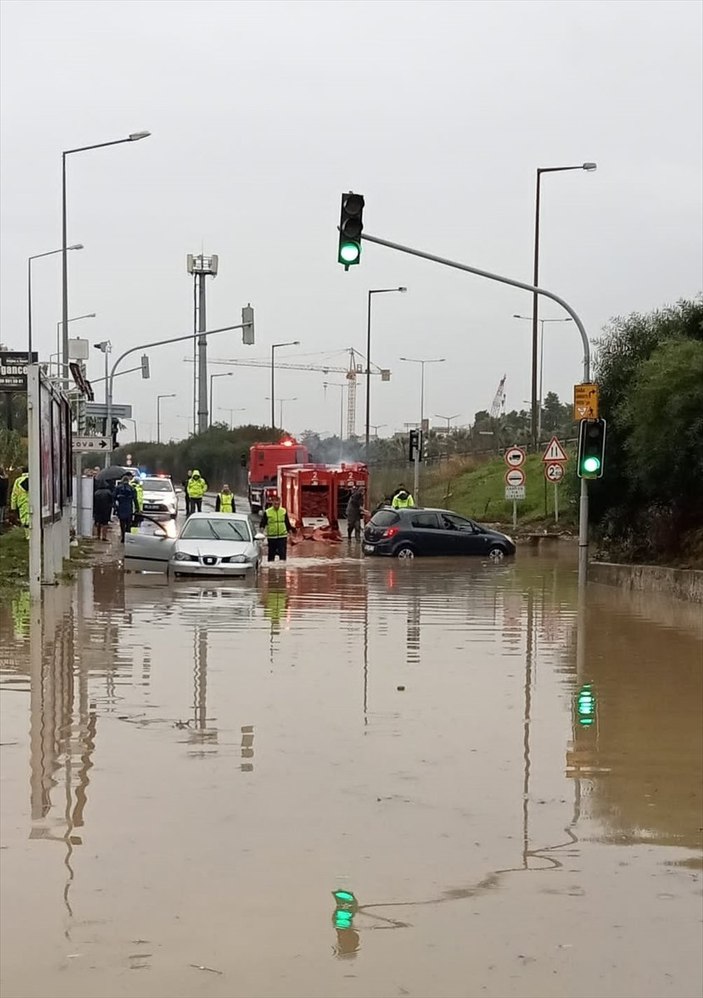 İzmir'de sağanak yağış etkili oldu