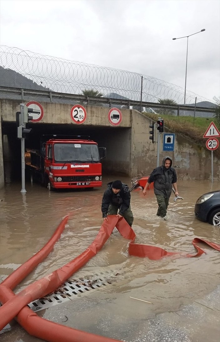 İzmir'de sağanak yağış etkili oldu