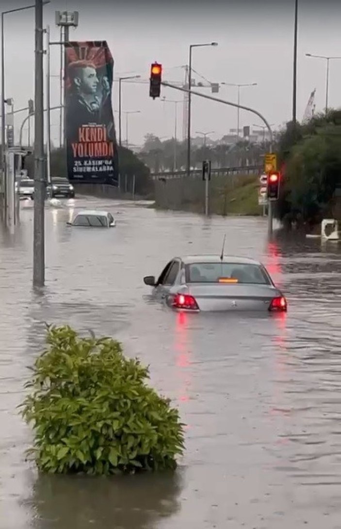 İzmir'de sağanak yağış etkili oldu