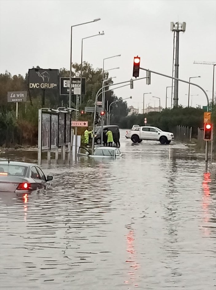 İzmir'de sağanak yağış etkili oldu