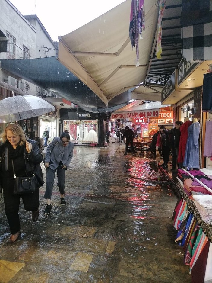 İzmir'de sağanak yağış etkili oldu