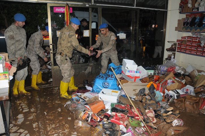 Mehmetçik, Antalya'da afetzedeler için seferber oldu