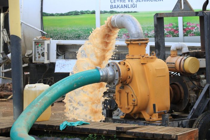 Antalya’da, 245 aracın sular altında kaldığı otoparkta tahliye işlemleri sürüyor