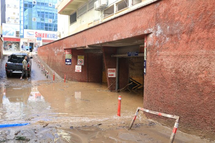 Antalya’da, 245 aracın sular altında kaldığı otoparkta tahliye işlemleri sürüyor