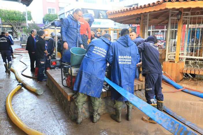 Antalya’da, 245 aracın sular altında kaldığı otoparkta tahliye işlemleri sürüyor
