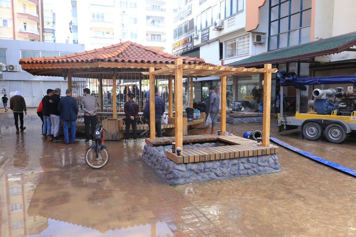 Antalya’da, 245 aracın sular altında kaldığı otoparkta tahliye işlemleri sürüyor