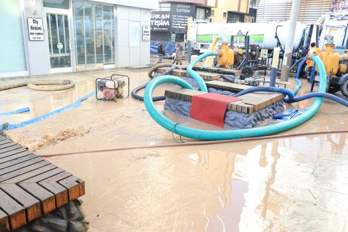 Antalya’da, 245 aracın sular altında kaldığı otoparkta tahliye işlemleri sürüyor