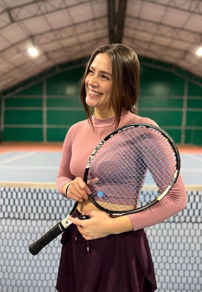 Survivor Ayşe Yüksel mini etekli tenis kombiniyle instagramı yaktı geçti! 'Afet misin?'