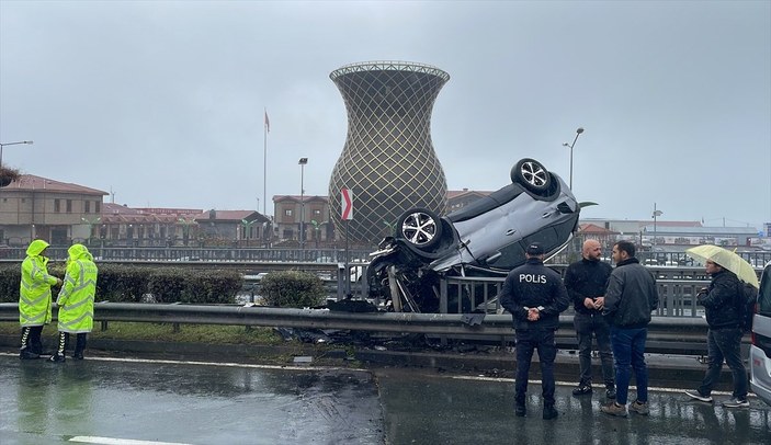 Rize'de otomobil, kaza sonrası viyadükte asılı kaldı