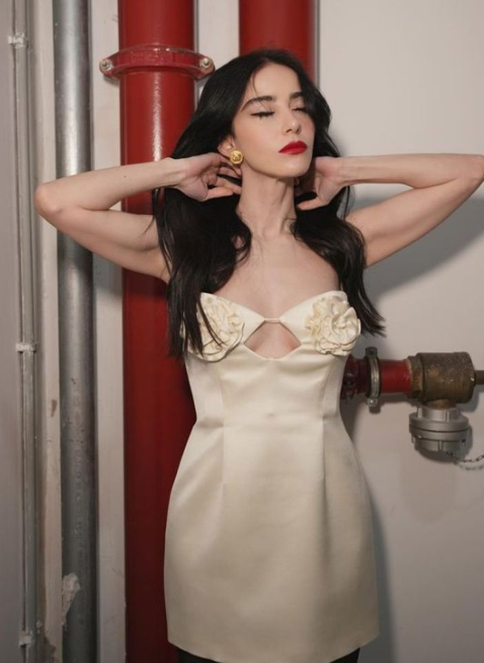 Özge Gürel siyah file çoraplı pozlarıyla yok artık dedirtti! 'Güzelliğin şaka mı?'