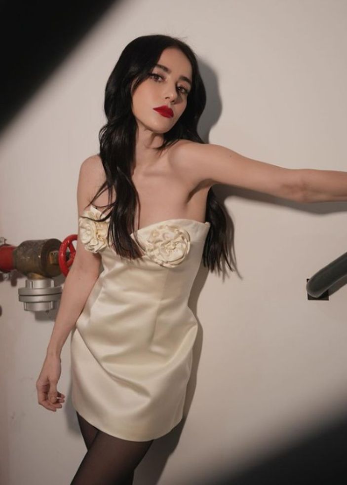 Özge Gürel siyah file çoraplı pozlarıyla yok artık dedirtti! 'Güzelliğin şaka mı?'