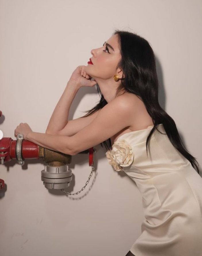 Özge Gürel siyah file çoraplı pozlarıyla yok artık dedirtti! 'Güzelliğin şaka mı?'