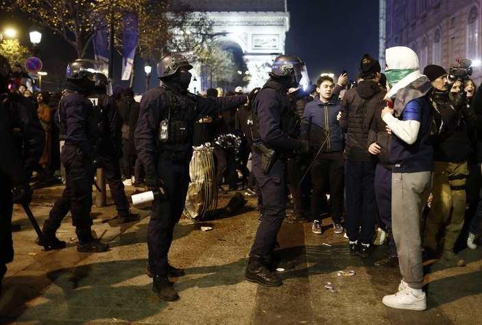 Fransa'nın Fas'ı yenmesi sonrası Paris sokakları karıştı