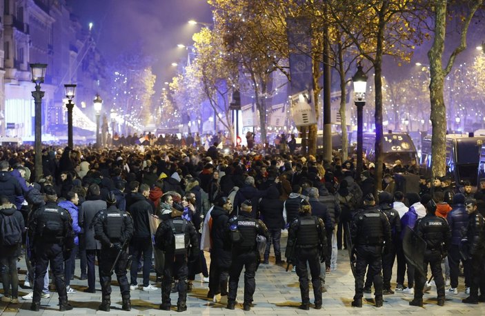 Fransa'nın Fas'ı yenmesi sonrası Paris sokakları karıştı