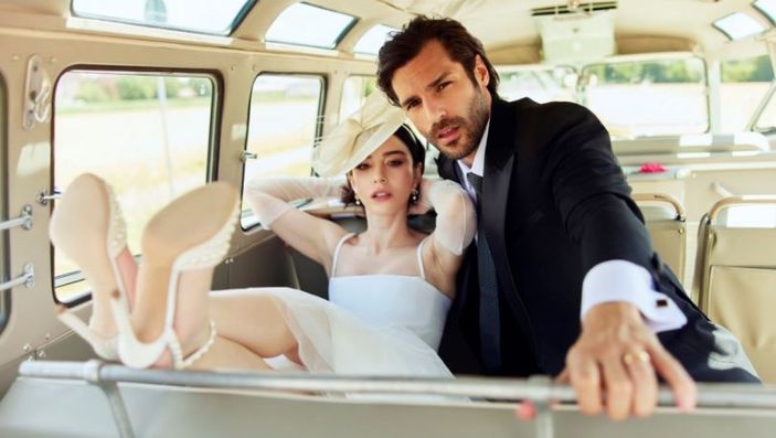 Özge Gürel siyah file çoraplı pozlarıyla yok artık dedirtti! 'Güzelliğin şaka mı?'