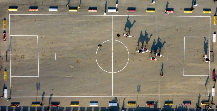 Katar'da develer üzerinde hentbol maçı oynandı