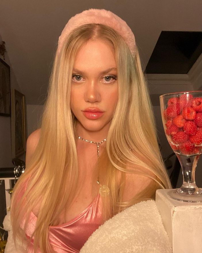 Serel Yereli vücudunu saran pembe saten elbisesiyle açıldıkça açıldı! 'Noel Anne'