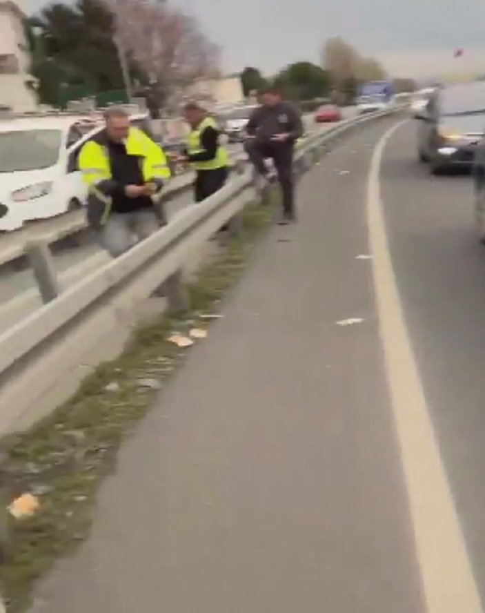 İstanbul'da, moto kuryenin taşıdığı 150 bin euro yola saçıldı