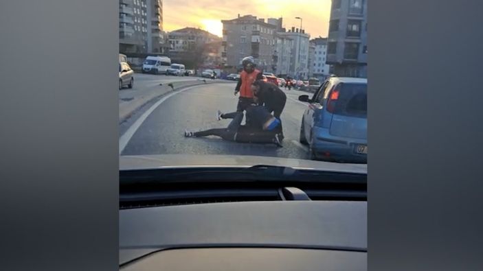 İstanbul trafiğinde kaza yapan sürücüler birbirine girdi