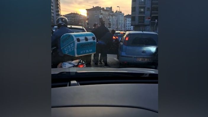 İstanbul trafiğinde kaza yapan sürücüler birbirine girdi