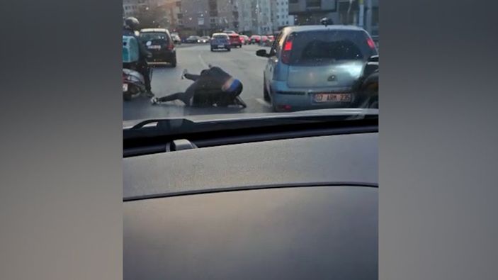 İstanbul trafiğinde kaza yapan sürücüler birbirine girdi